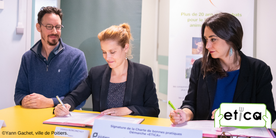 Un homme et deux femmes alignés côte à côte derrière une table.